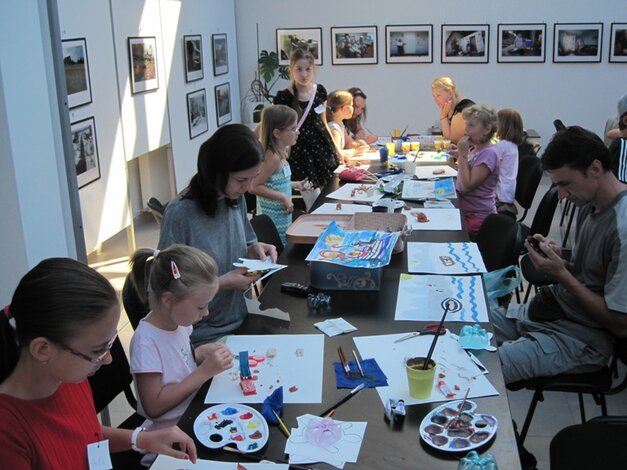 Galerijný svet tento raz patril farbám a pastelkám